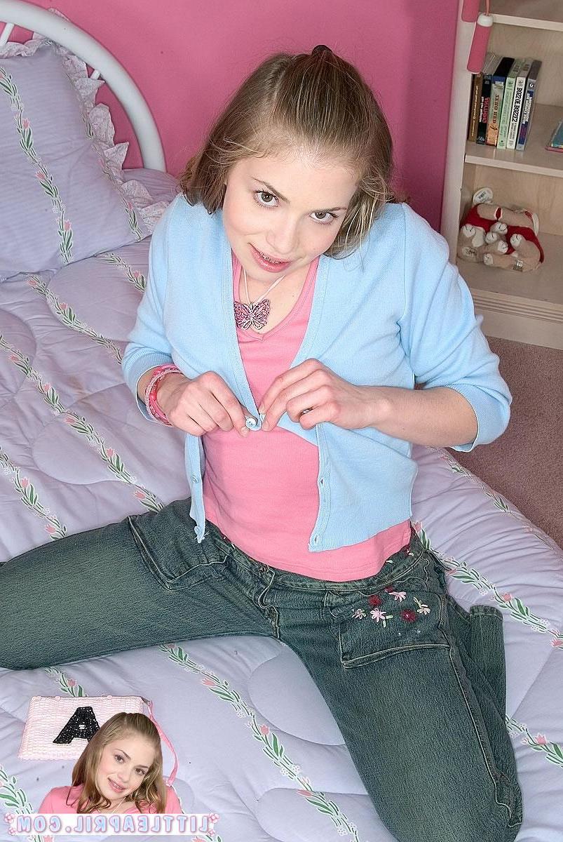 12P Bilder von Little April, die zeigen, wie sehr sie es liebt, Schwänze zu necken