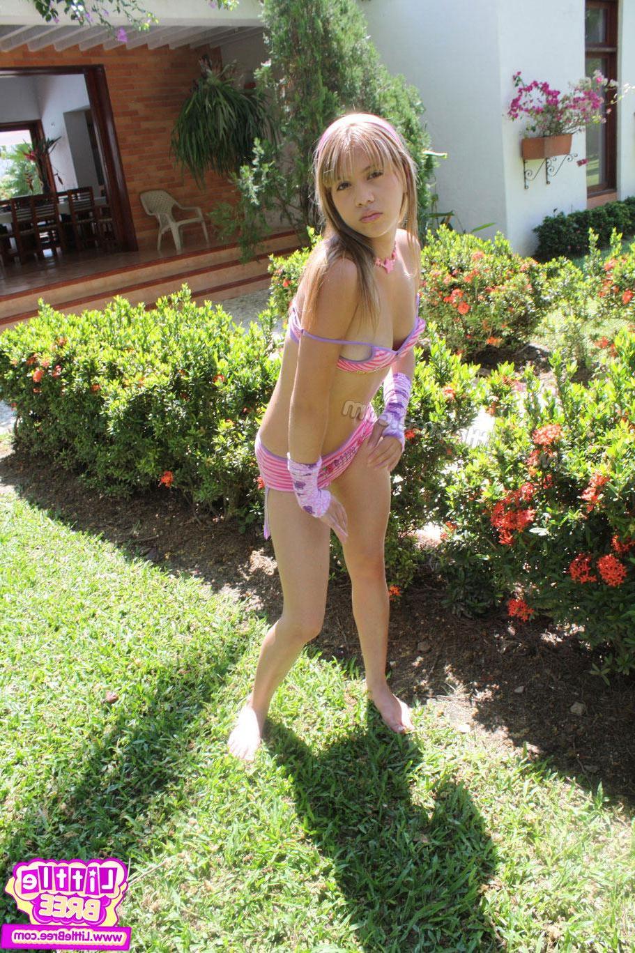 15P Pictures of Little Bree nude in the back yard