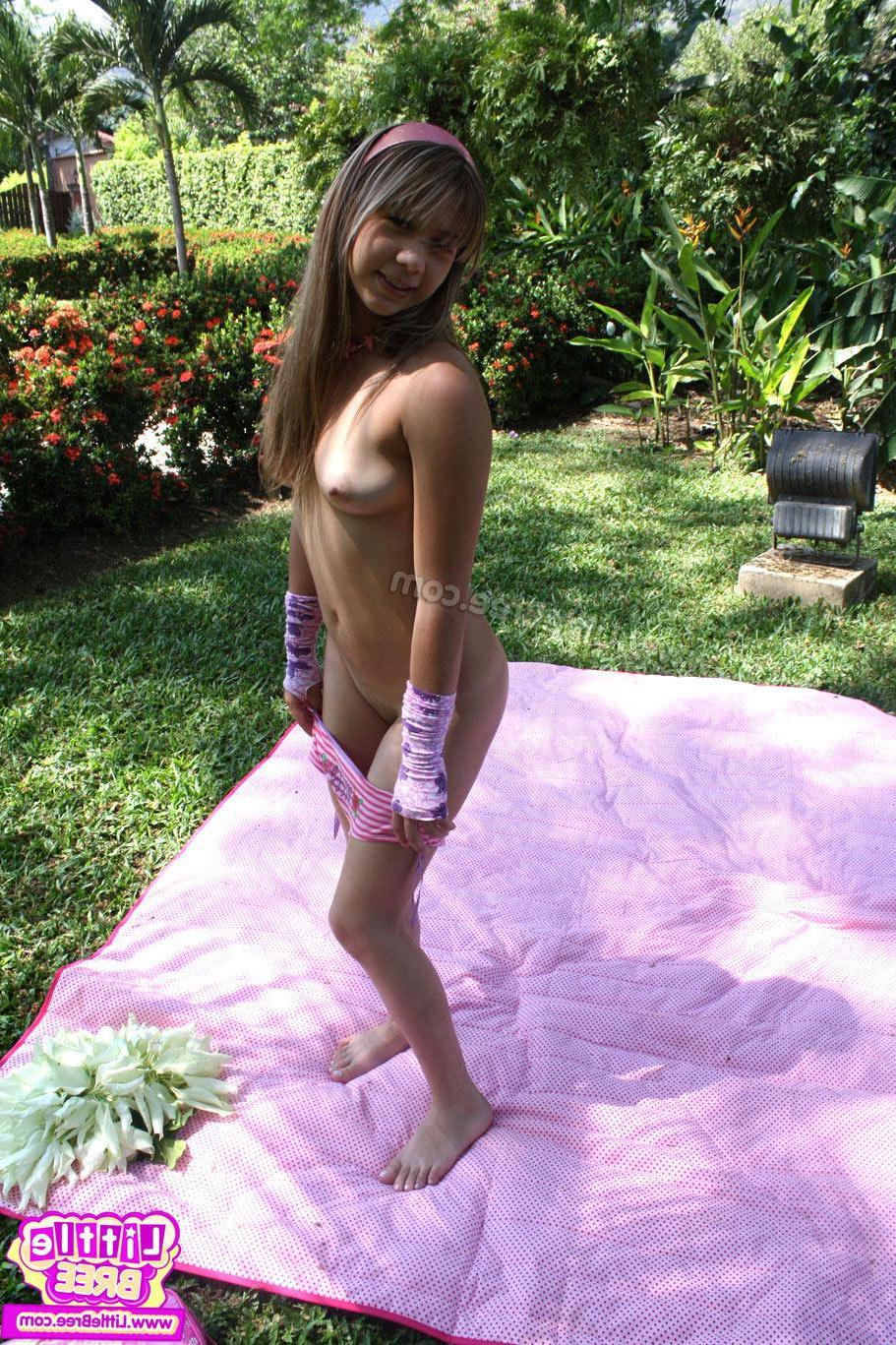 15P Pictures of Little Bree nude in the back yard