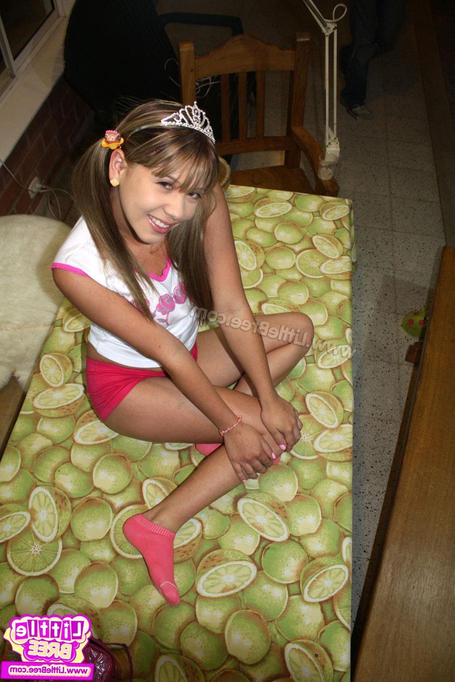 15P Pictures of Little Bree stripping naked for sex