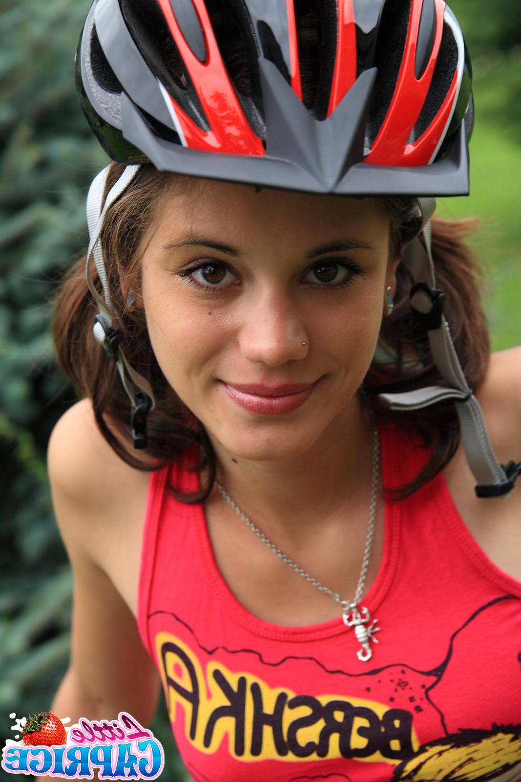 19P Pictures of Little Caprice totally nude outside