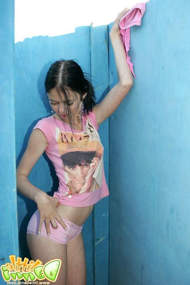 19P Pictures of teen chick Little Danni showing you her tits