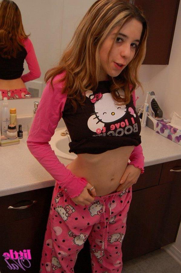 15P Pictures of teen model Little Val taking off her pajamas