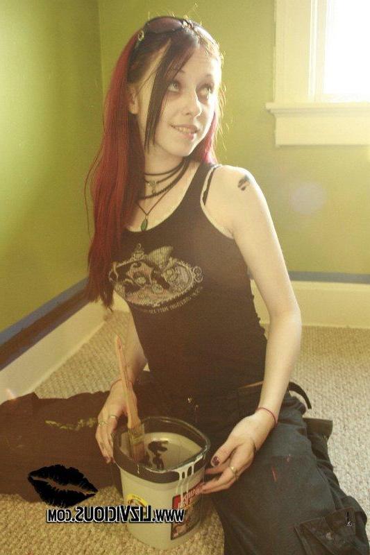 18P Pictures of Liz Vicious goofing off while painting