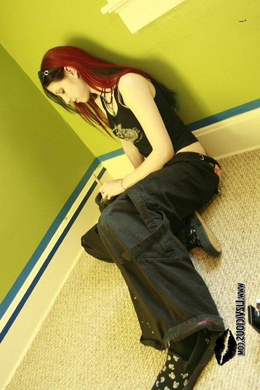 18P Pictures of Liz Vicious goofing off while painting