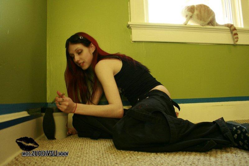 18P Pictures of Liz Vicious goofing off while painting