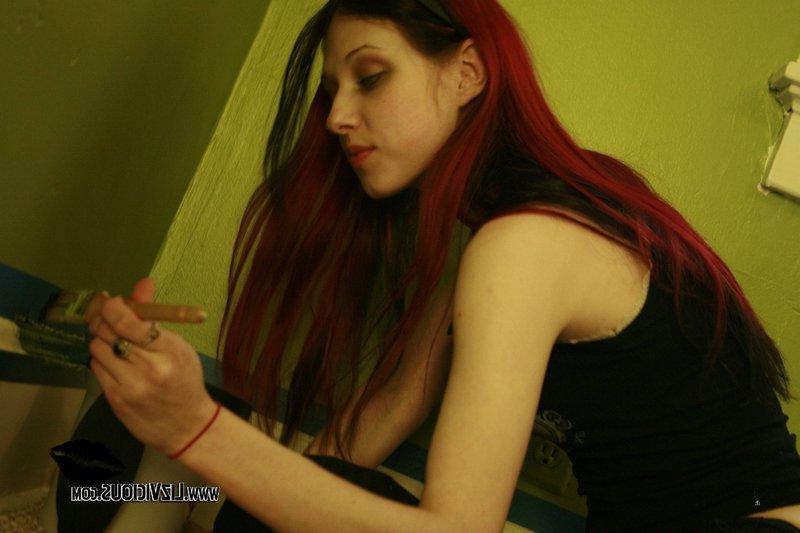 20P Pictures of Liz Vicious getting bored while painting