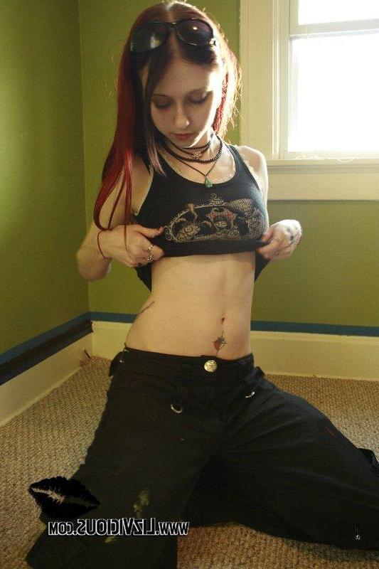 20P Pictures of Liz Vicious getting bored while painting