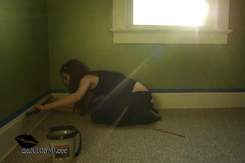20P Pictures of Liz Vicious getting bored while painting