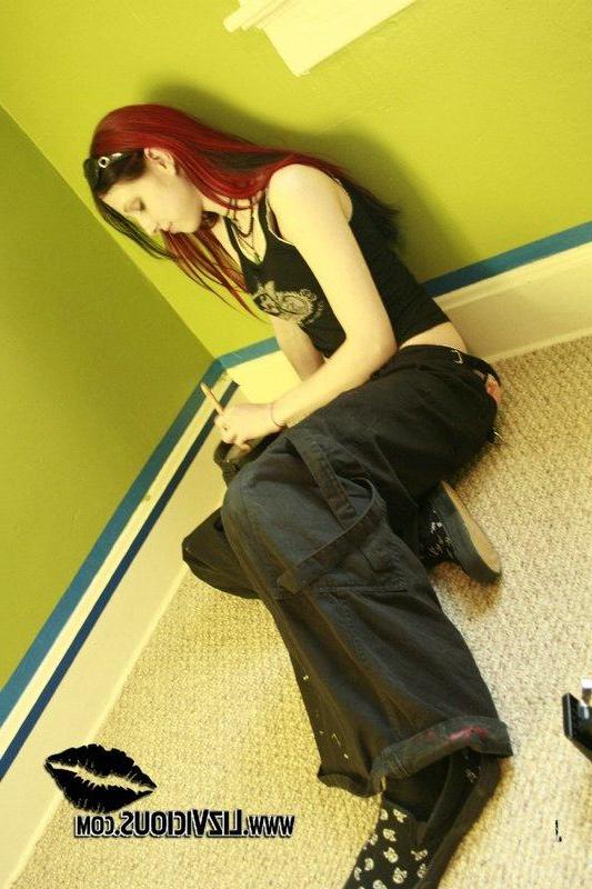 20P Pictures of Liz Vicious getting bored while painting