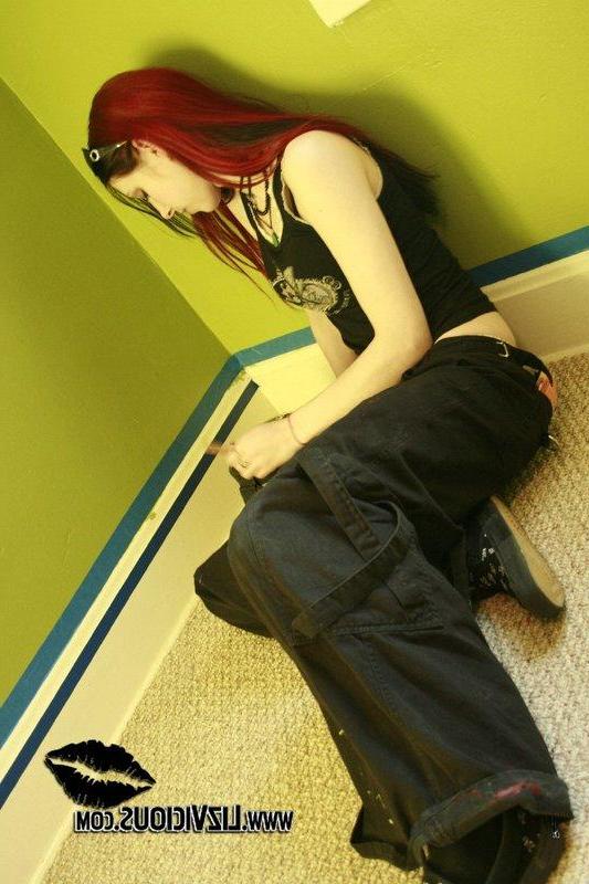 20P Pictures of Liz Vicious getting bored while painting