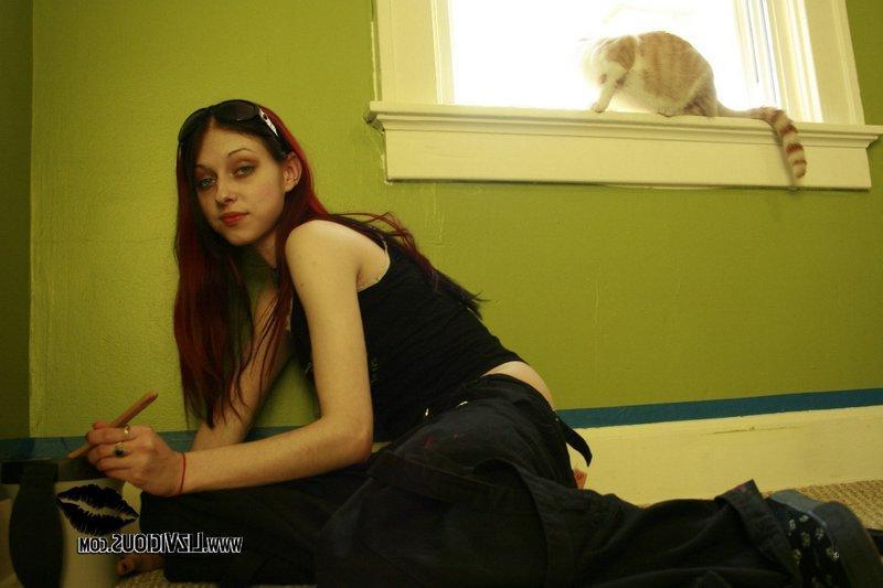 20P Pictures of Liz Vicious getting bored while painting