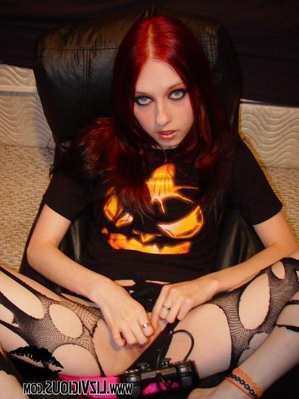 16P Liz Vicious gets ready for halloween