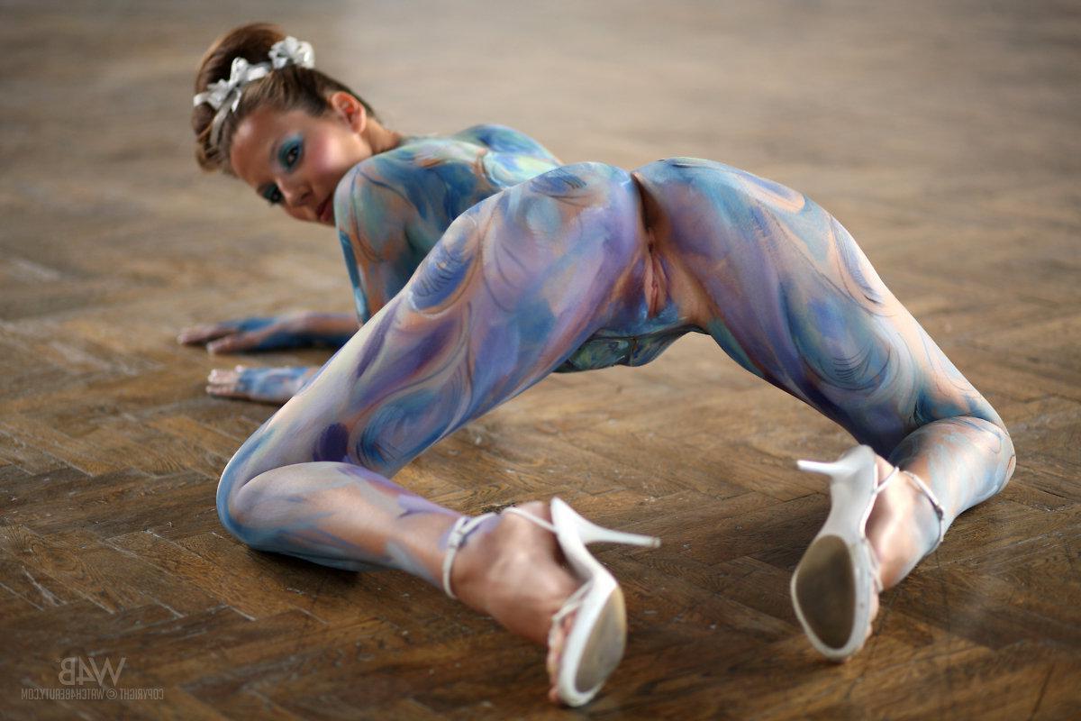 16P Lizzie Ryan wears nothing but latex paint in "Christmas Gift"