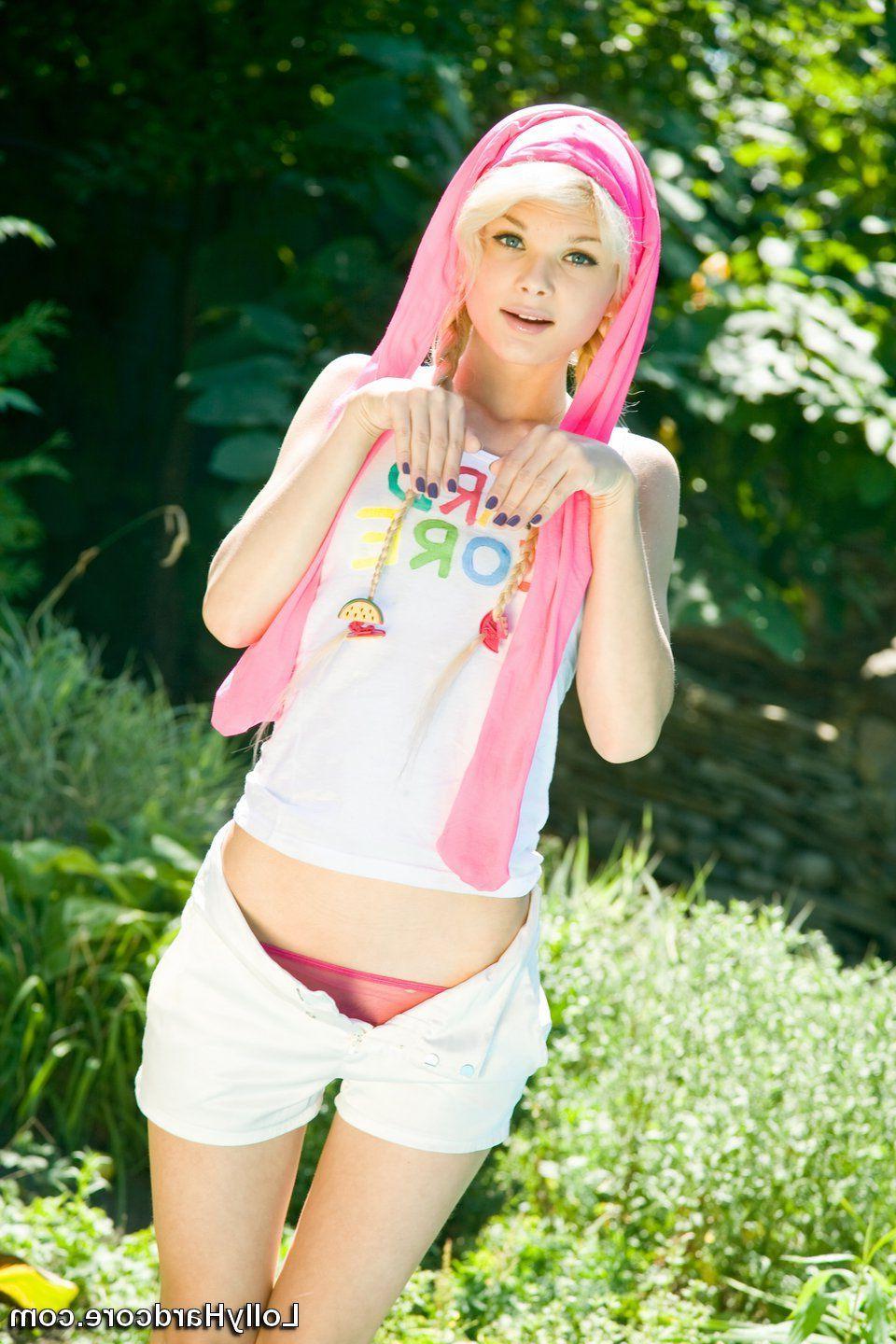 16P Pictures of teen hottie Lolly Hardcore showing her nude body outside