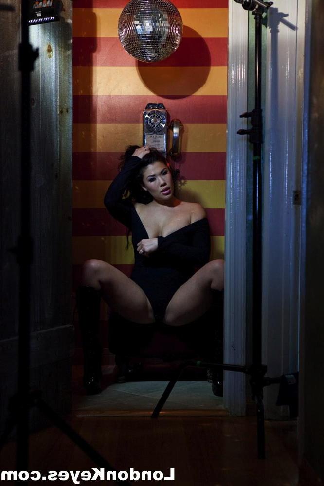 15P Watch as Asian hottie London Keyes gets down and dirty in this small phone booth
