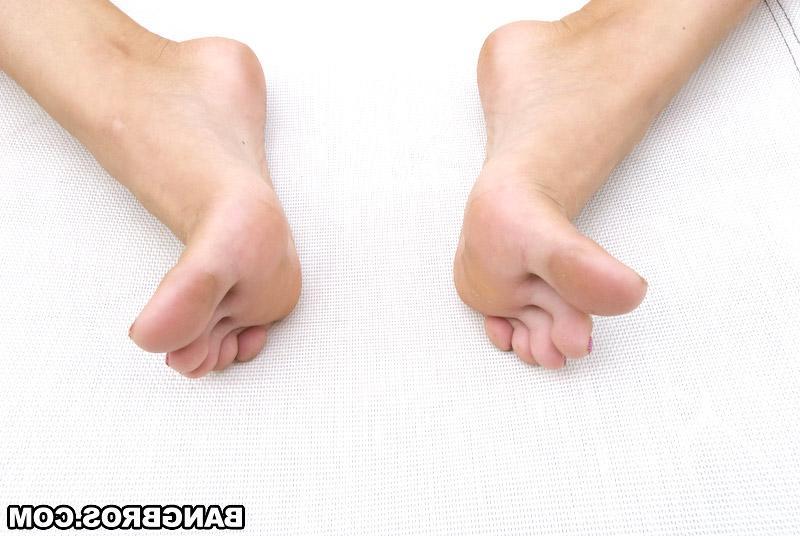 16P Asian hottie London Keys gives a hot footjob