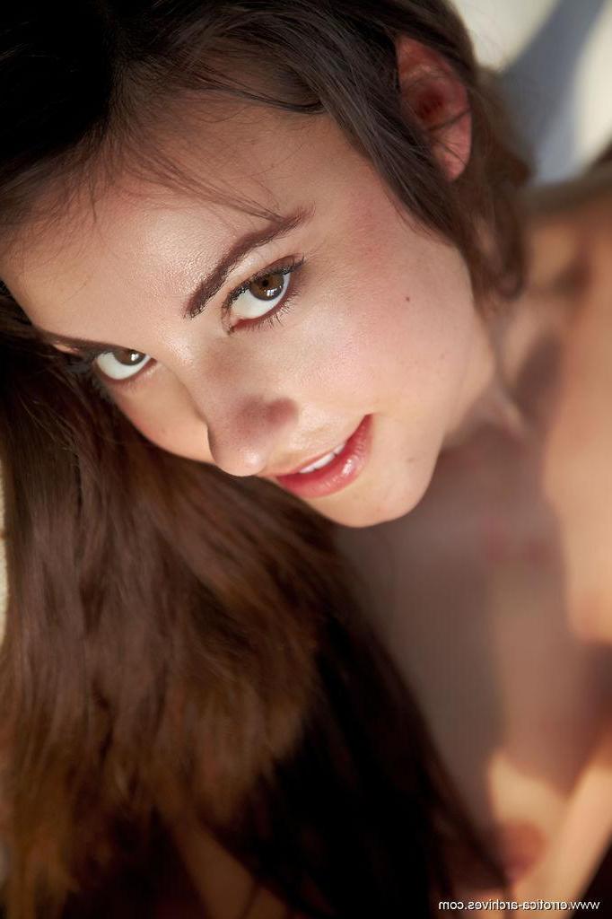 16P Brunette babe Lorena Garcia shows you her beautiful nude body in "Silio"
