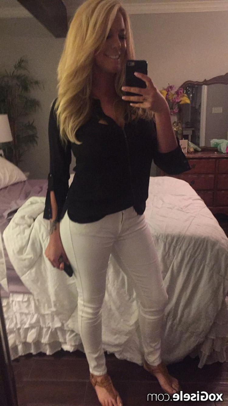 15P Xo Gisele shares some selfies that she took with her cell phone