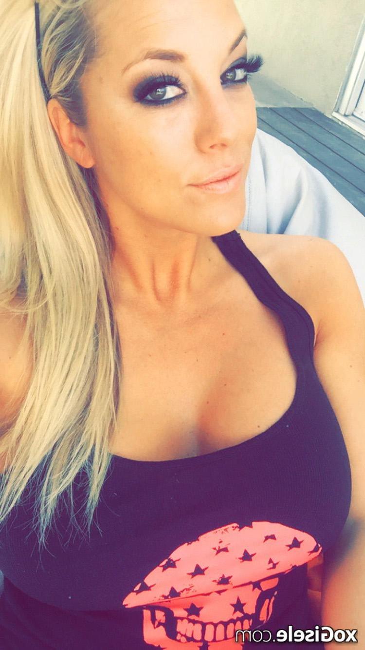 15P Xo Gisele shares some selfies that she took with her cell phone