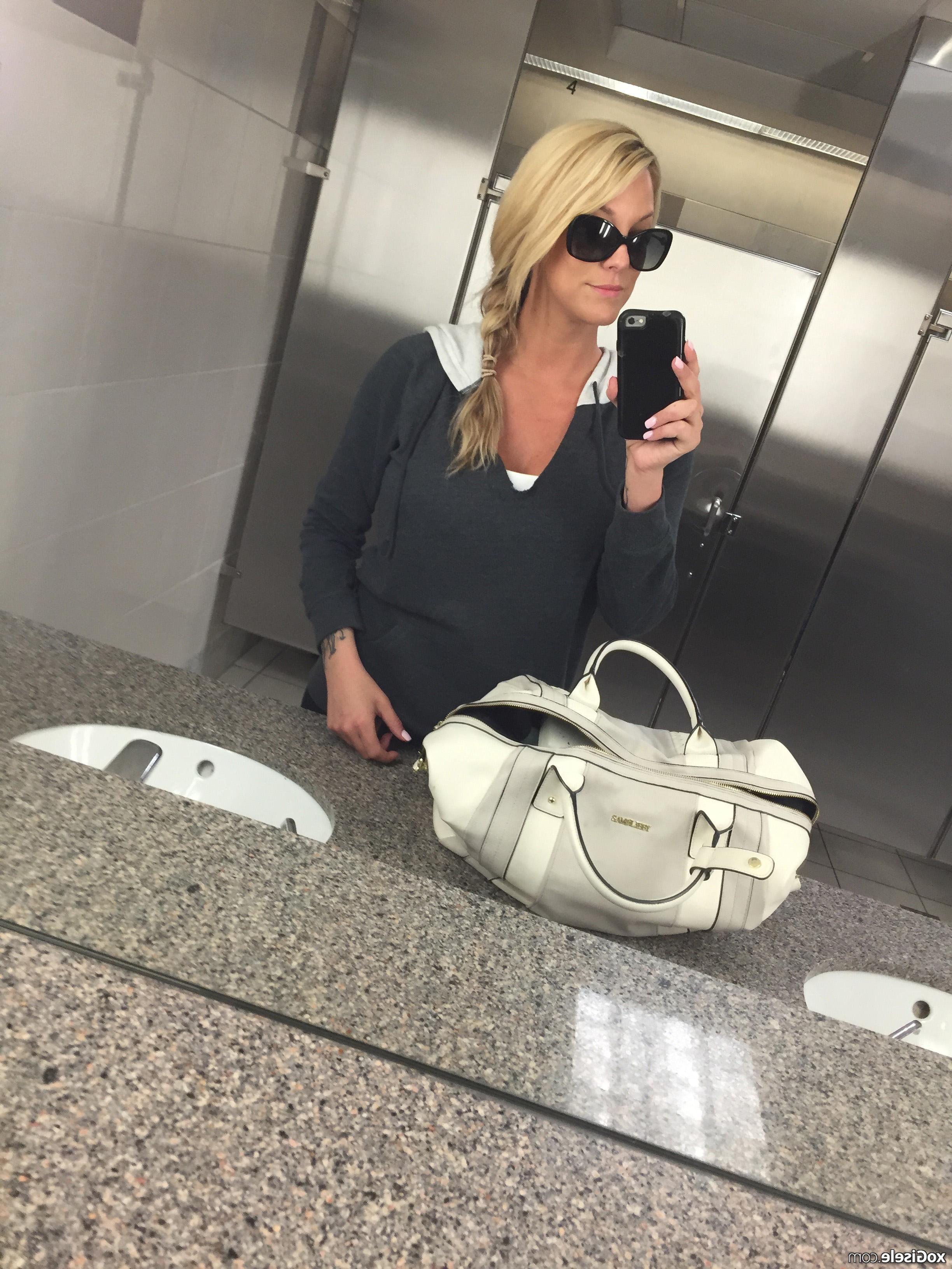 15P Xo Gisele shares some selfies that she took with her cell phone