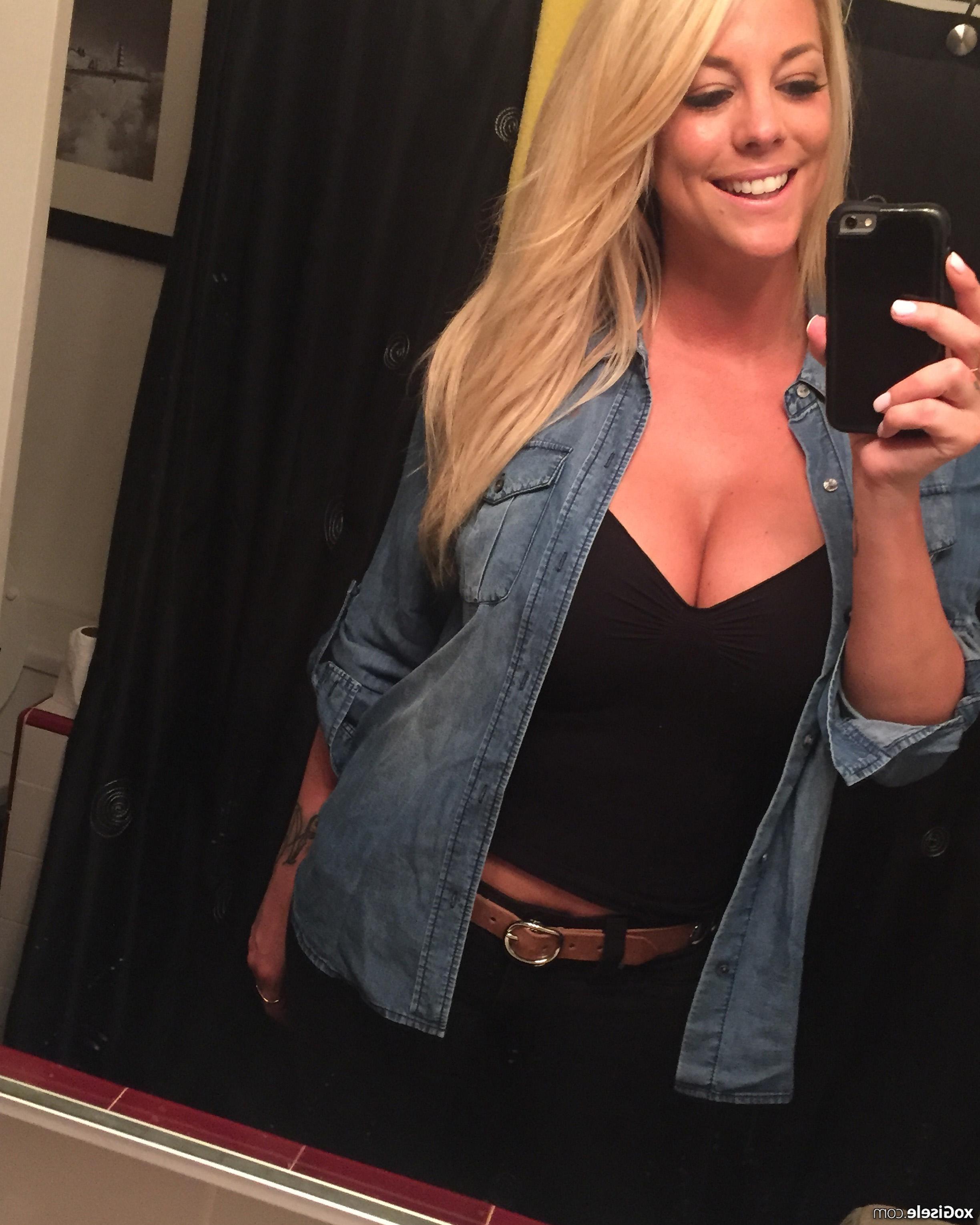 15P Xo Gisele shares some selfies that she took with her cell phone