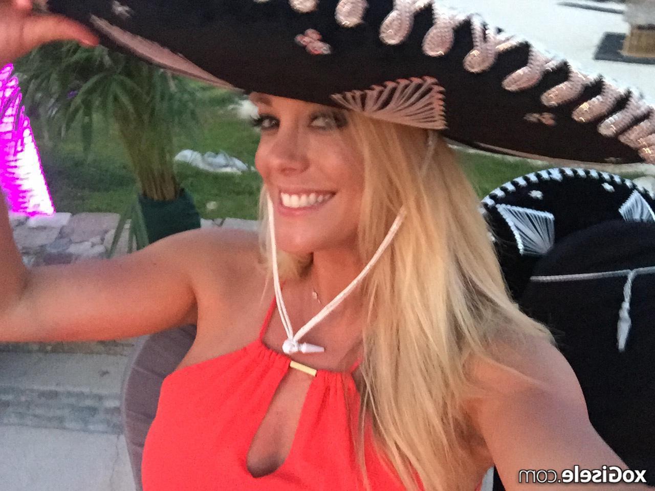 15P Xo Gisele shares some selfies that she took with her cell phone