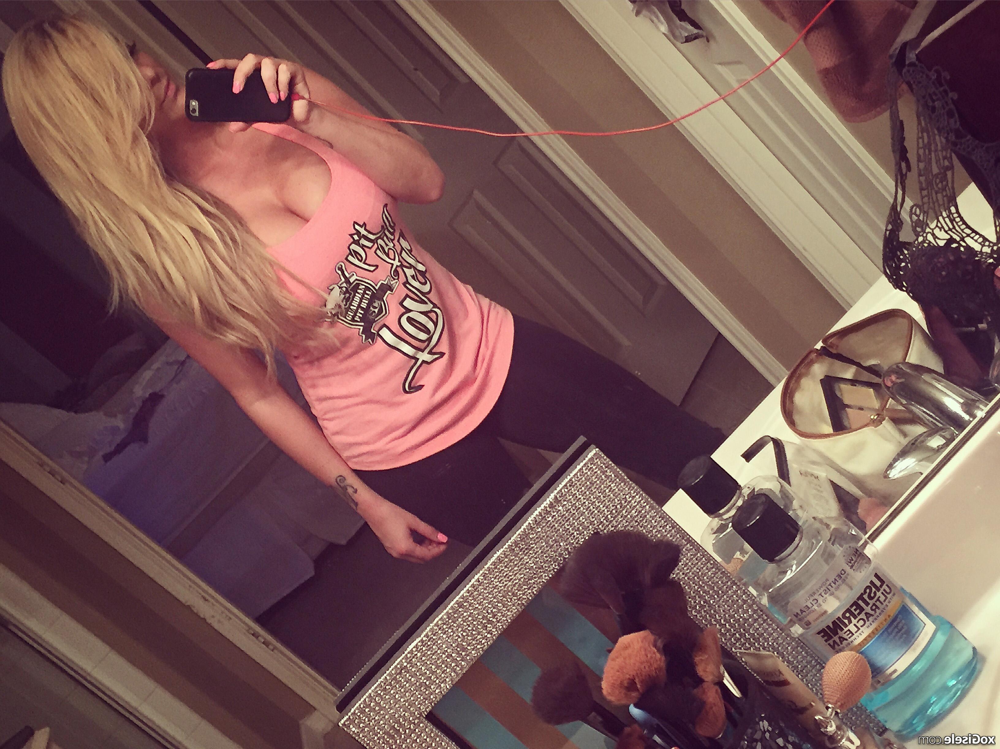 15P Xo Gisele shares some selfies that she took with her cell phone