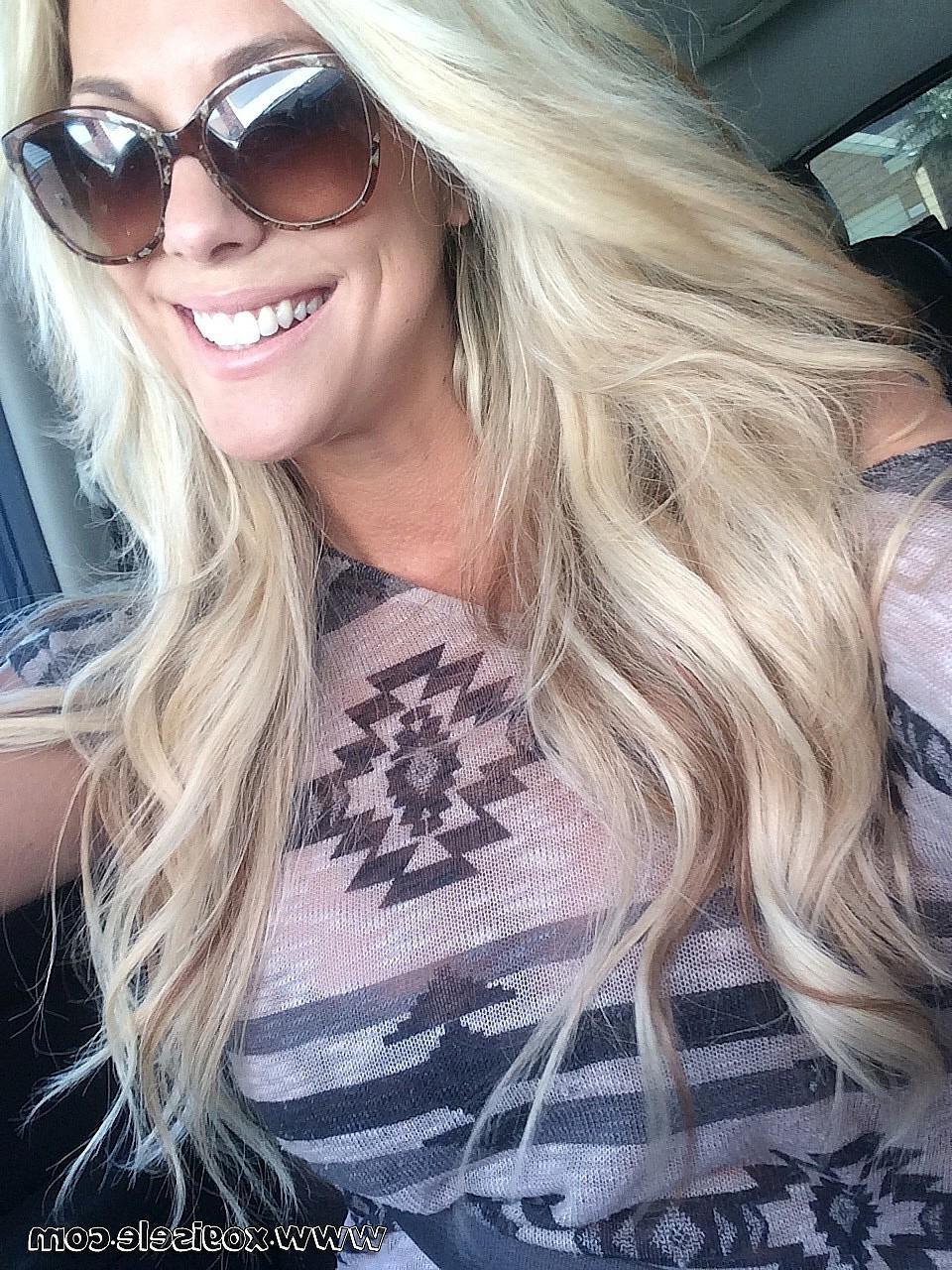 15P xoGisele shows off her busty body in her summer candids