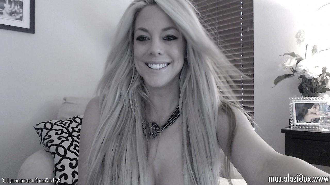 15P xoGisele wears a crotchless body suit and has some fun in front of the webcam