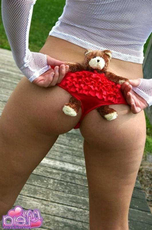 18P Leia outdoors in her heels and panties