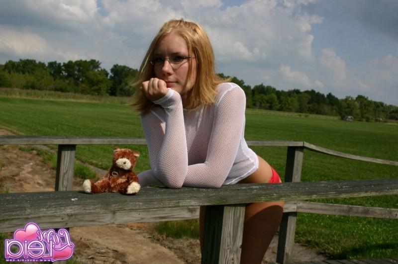 18P Leia outdoors in her heels and panties