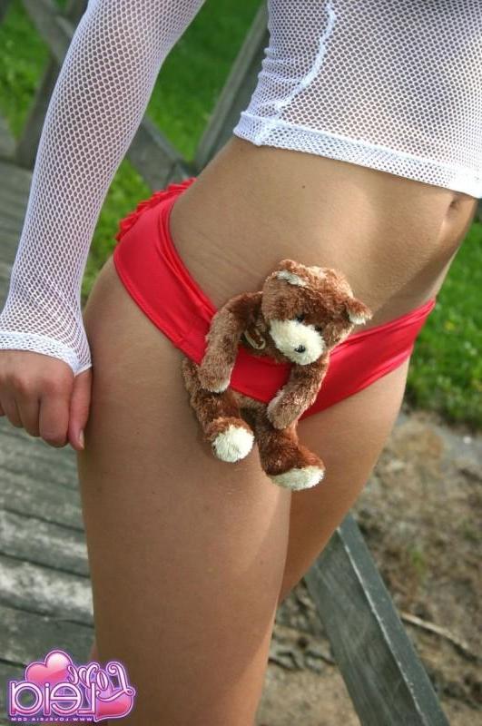 18P Leia outdoors in her heels and panties