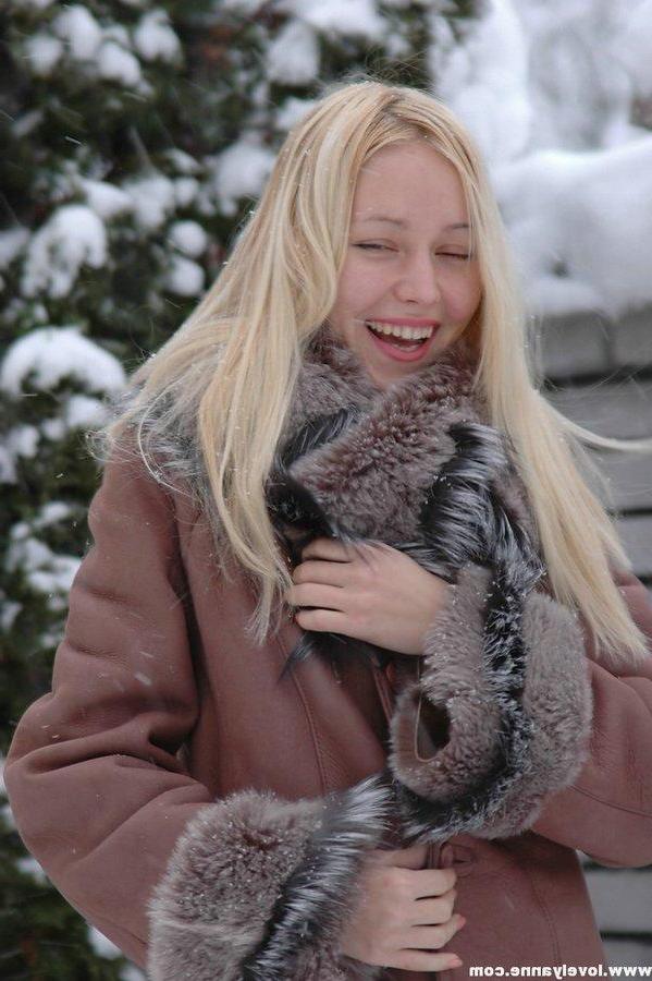 15P Anne naked in the snow showing her tight body