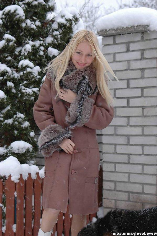 15P Anne naked in the snow showing her tight body