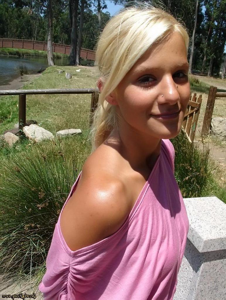 18P Pics of Lovely Lizzy showing off her sexy body