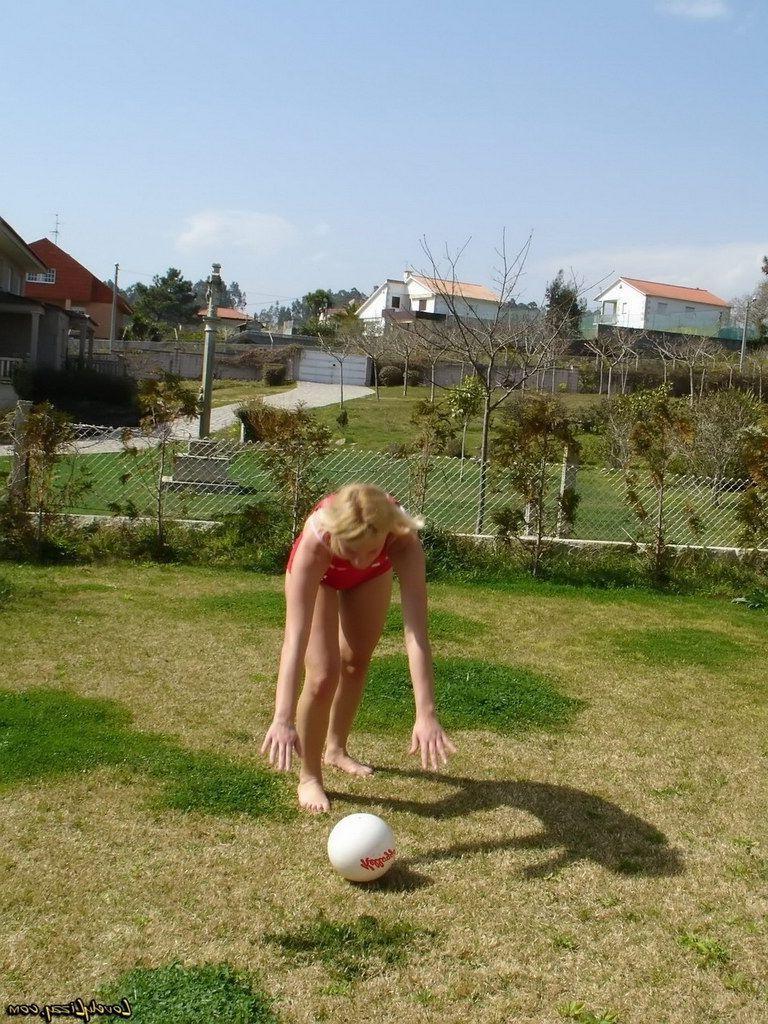 20P Pictures of Lovely Lizzy showing her sexy body
