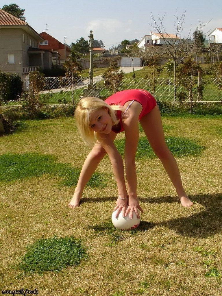 20P Pictures of Lovely Lizzy showing her sexy body