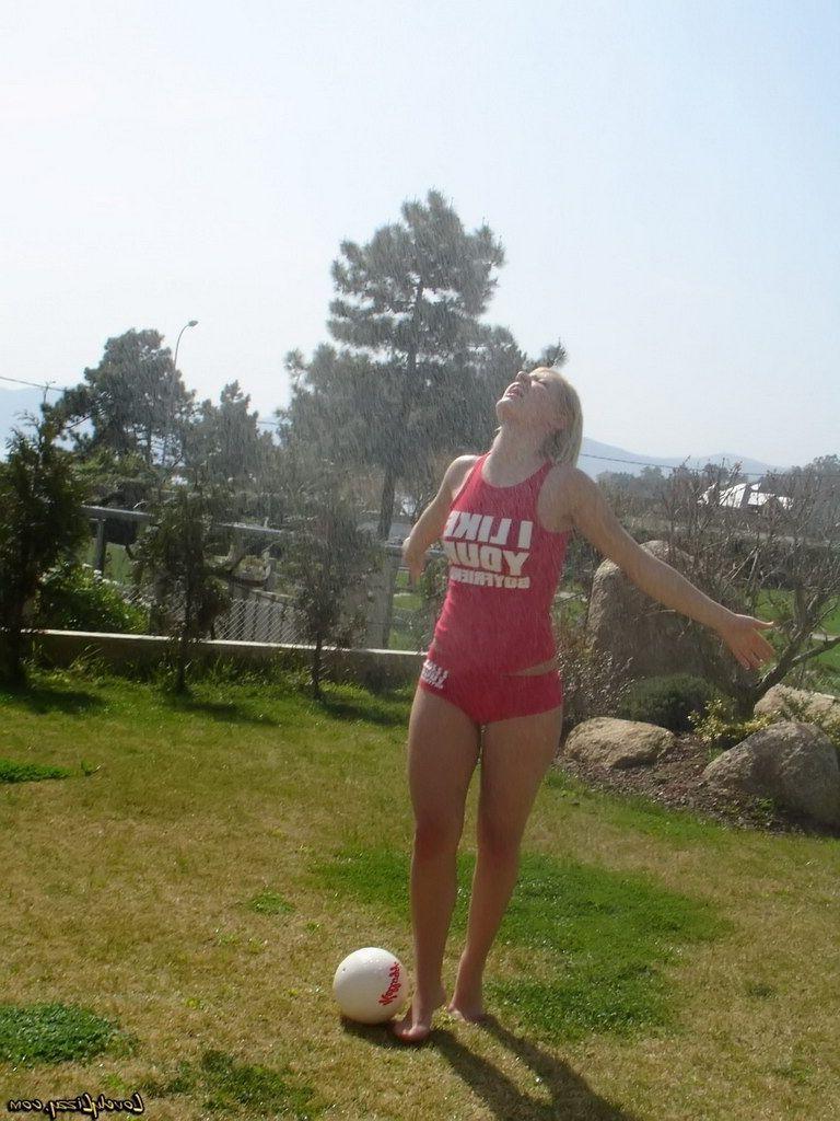 20P Pictures of Lovely Lizzy showing her sexy body