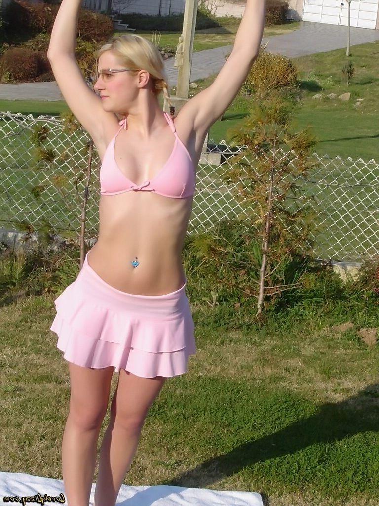 20P Pictures of Lovely Lizzy showing her sexy body outside