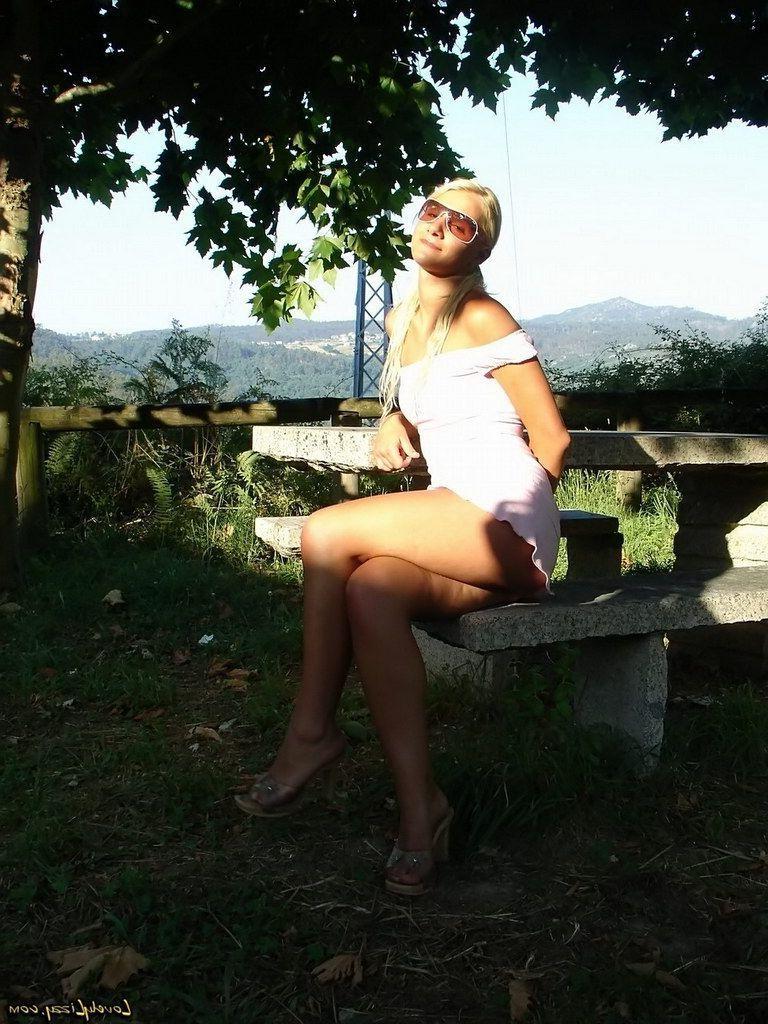 20P Pictures of teen chick Lovely Lizzy showing her sexy ass