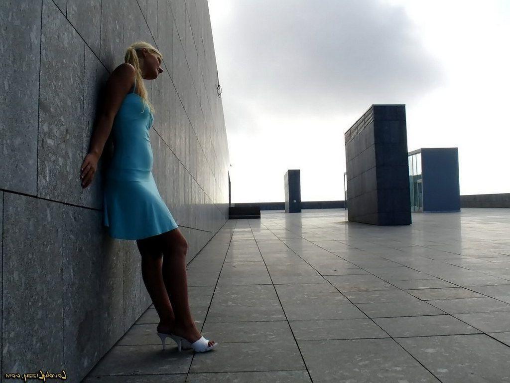 20P Pictures of Lovely Lizzy showing her sexy ass