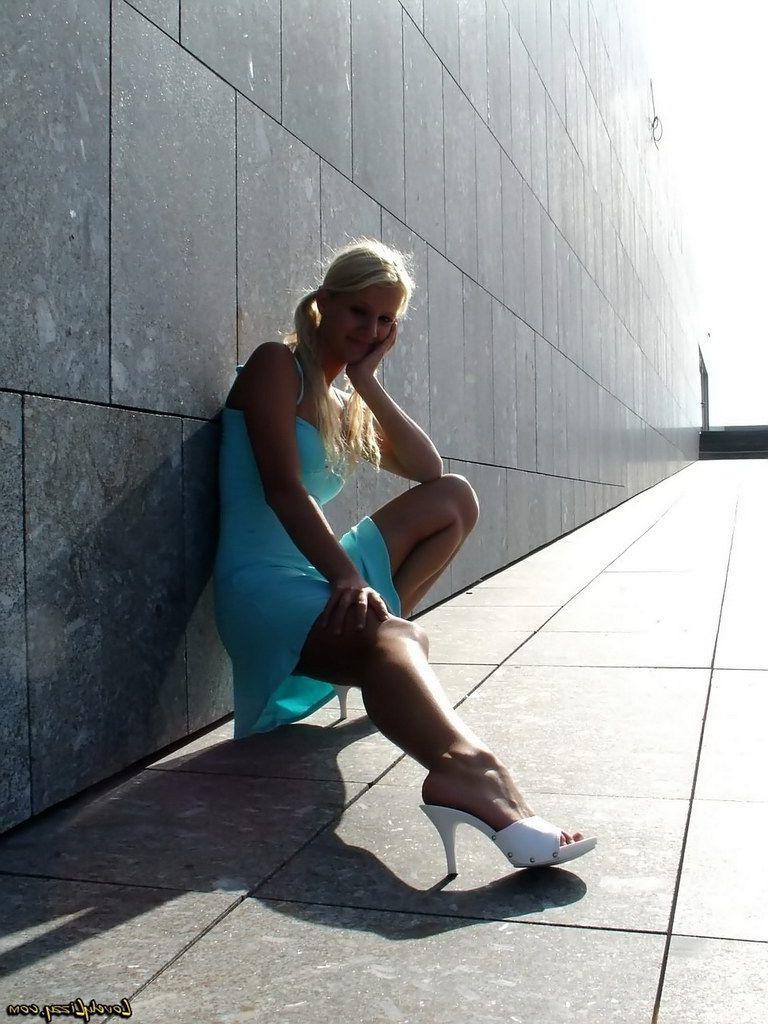 20P Pictures of Lovely Lizzy showing her sexy ass