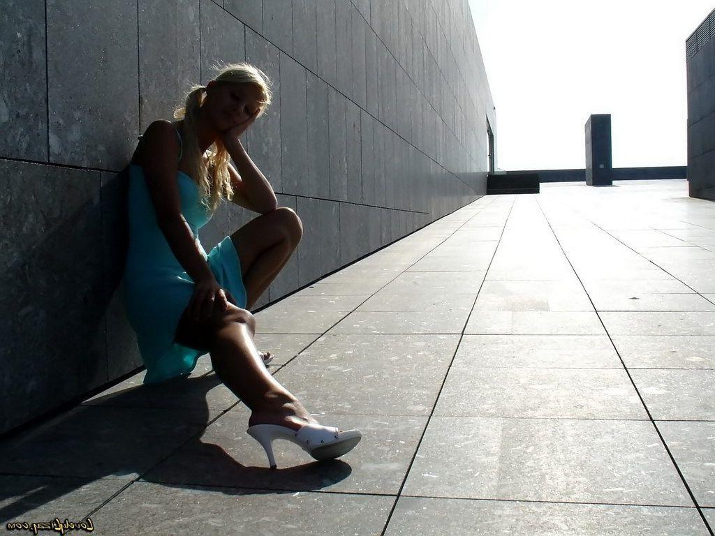 20P Pictures of Lovely Lizzy showing her sexy ass
