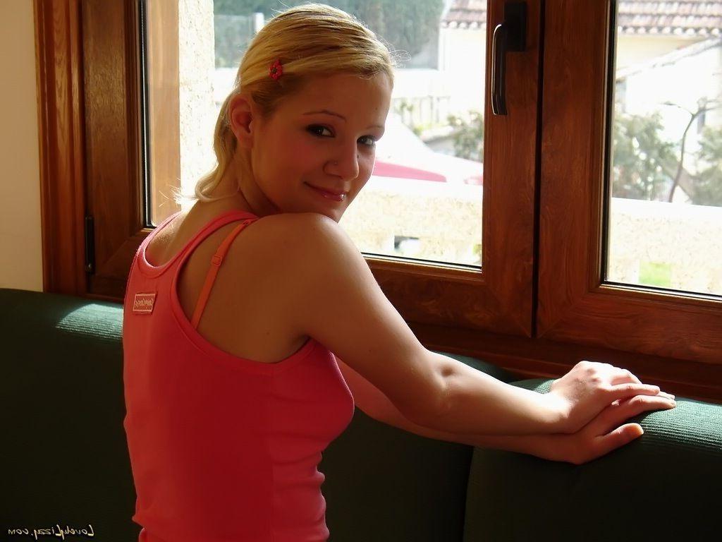20P Pictures of Lovely Lizzy showing her hot body