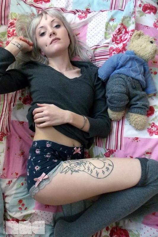 15P Beautiful alt girl Lovisa Grey teases with her tight body in bed