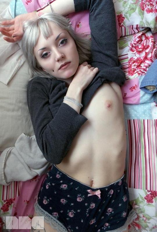 15P Beautiful alt girl Lovisa Grey teases with her tight body in bed