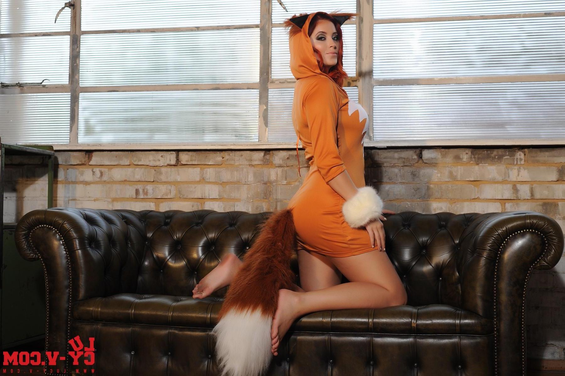 16P Redhead babe Lucy V gives you some sexy kigurumi cosplay