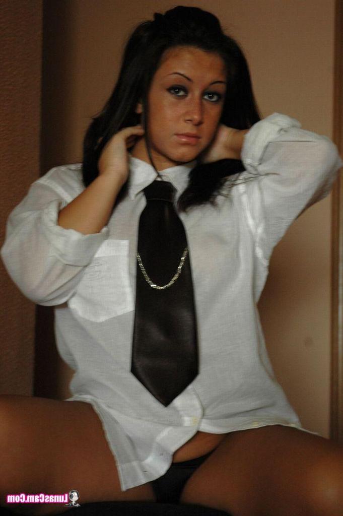 16P Pictures of teen hottie Lunas Cam showing off her amazing body