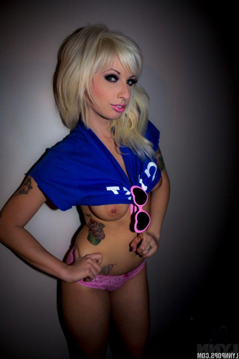 15P Pictures of Lynn Pops teasing with her hot body